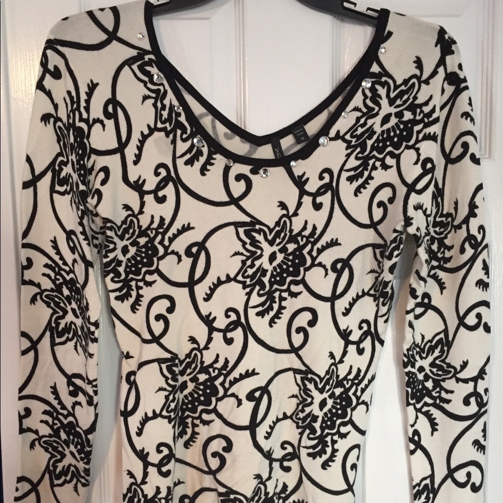 Gorgeous Black/White Sweater!